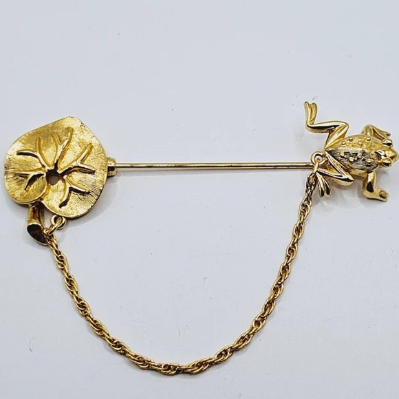 Vintage Trifari Gold Plated Frog and Lily Pad Stick Brooch - Picture 4 of 10